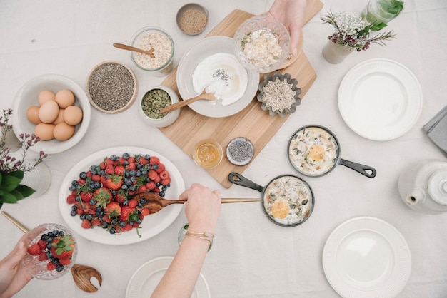 Kolacja przygotowywana w przyjaznej kuchni